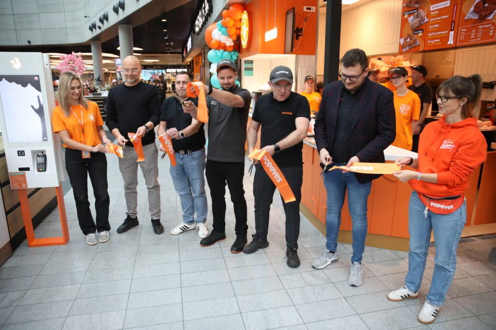 Ludzie czekali w kolejce od wczoraj. - Popeyes w Olsztynie otwarty. Ogromna kolejka czekała na darmowe kanapki