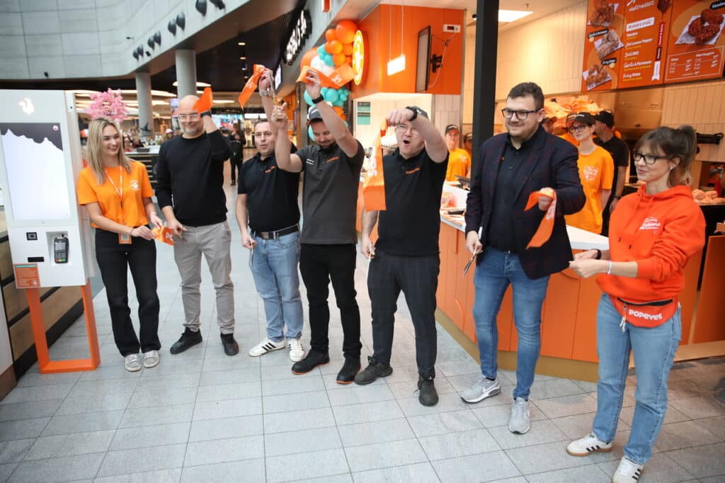 Ludzie czekali w kolejce od wczoraj. - Popeyes w Olsztynie otwarty. Ogromna kolejka czekała na darmowe kanapki