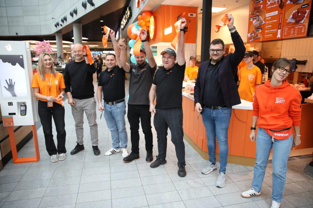 Ludzie czekali w kolejce od wczoraj. - Popeyes w Olsztynie otwarty. Ogromna kolejka czekała na darmowe kanapki