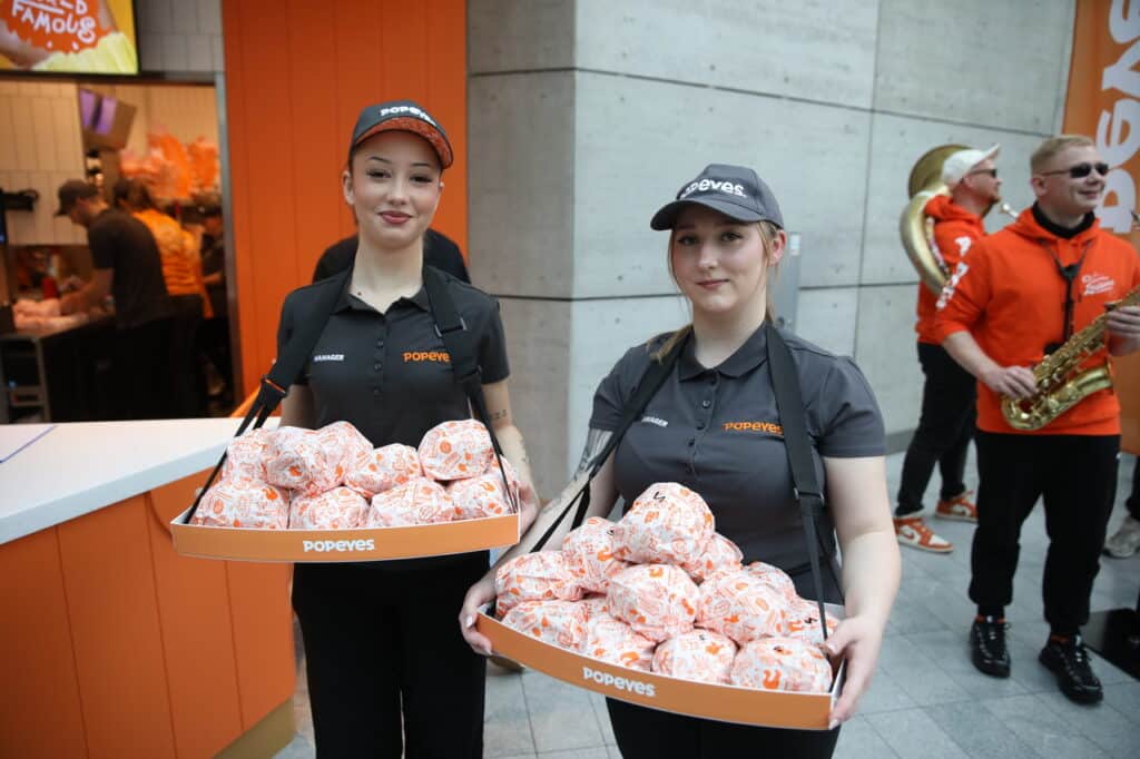 Ludzie czekali w kolejce od wczoraj. - Popeyes w Olsztynie otwarty. Ogromna kolejka czekała na darmowe kanapki