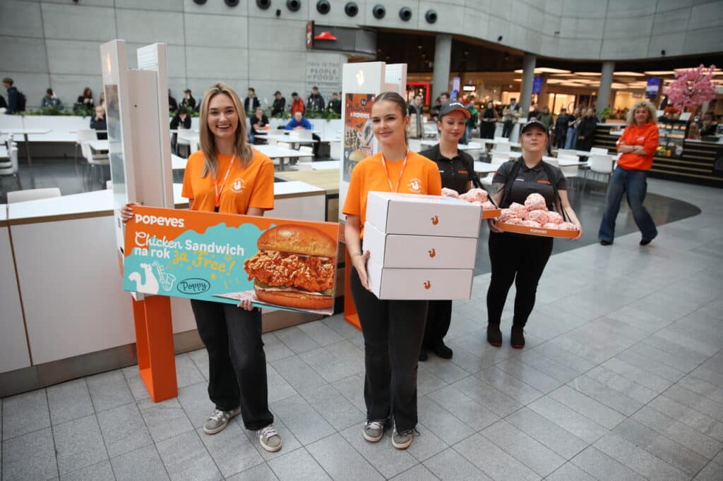 Ludzie czekali w kolejce od wczoraj. - Popeyes w Olsztynie otwarty. Ogromna kolejka czekała na darmowe kanapki