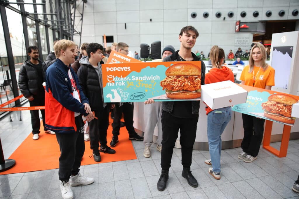 Ludzie czekali w kolejce od wczoraj. - Popeyes w Olsztynie otwarty. Ogromna kolejka czekała na darmowe kanapki