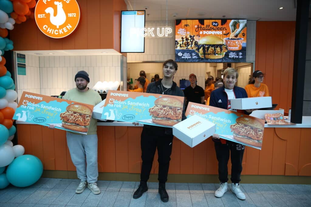 Ludzie czekali w kolejce od wczoraj. - Popeyes w Olsztynie otwarty. Ogromna kolejka czekała na darmowe kanapki