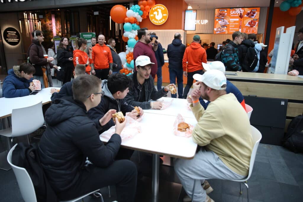 Ludzie czekali w kolejce od wczoraj. - Popeyes w Olsztynie otwarty. Ogromna kolejka czekała na darmowe kanapki