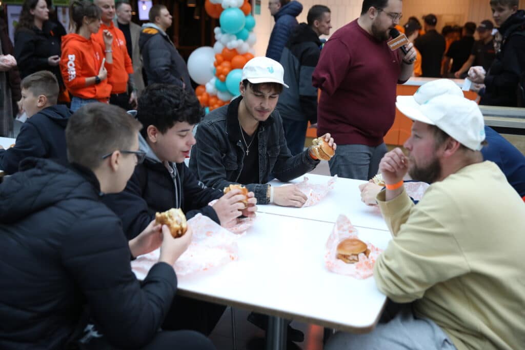 Ludzie czekali w kolejce od wczoraj. - Popeyes w Olsztynie otwarty. Ogromna kolejka czekała na darmowe kanapki