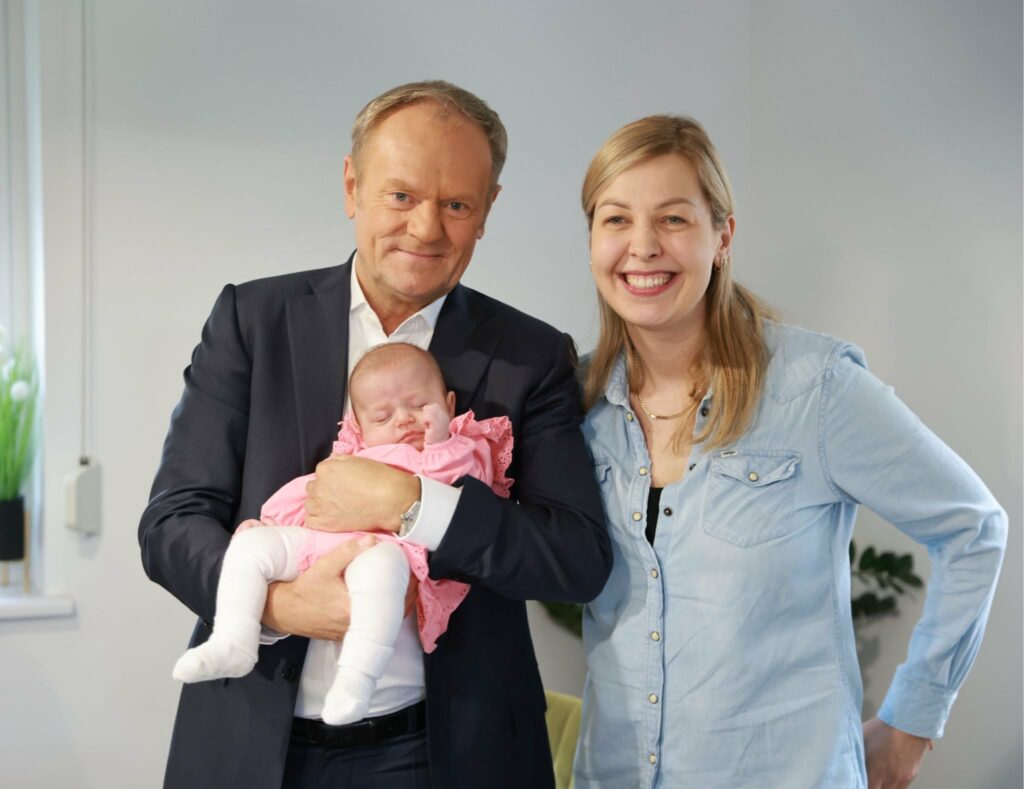 Kolumna rządowych aut na spokojnej ulicy w Olsztynie. Nikt się tego nie spodziewał. - Donald Tusk niespodziewanie w Olsztynie. Sąsiedzi nie mogli uwierzyć