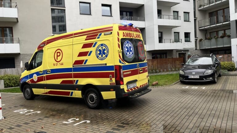 karetka pogotowia pod budynkiem