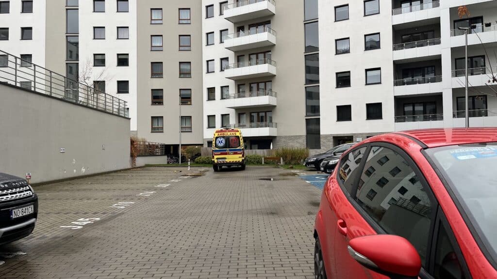 Szybka akcja służb zaniepokoiła mieszkańców. - Służby na prestiżowym osiedlu w Olsztynie. Finał zdarzenia zaskoczył wszystkich