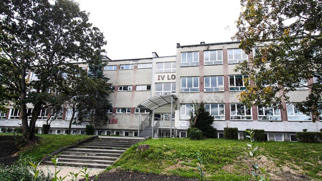 Uczniowie relacjonują akcję w Olsztynie: „Zamknęli nas w salach”. - Interwencja policji w szkole w Olsztynie. Uczniowie poproszeni o pozostanie w klasach