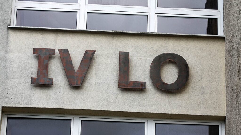 Uczniowie relacjonują akcję w Olsztynie: „Zamknęli nas w salach”. - Interwencja policji w szkole w Olsztynie. Uczniowie poproszeni o pozostanie w klasach