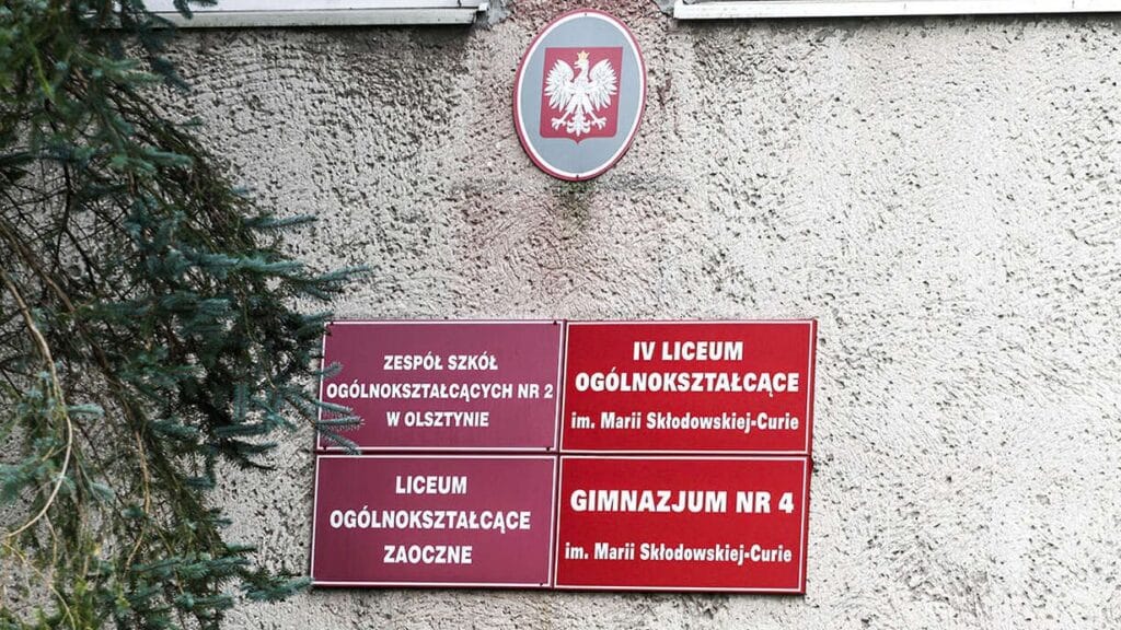 Uczniowie relacjonują akcję w Olsztynie: „Zamknęli nas w salach”. - Interwencja policji w szkole w Olsztynie. Uczniowie poproszeni o pozostanie w klasach