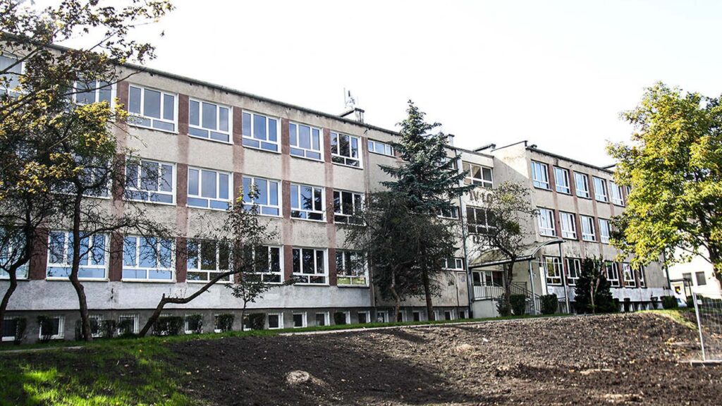 Uczniowie relacjonują akcję w Olsztynie: „Zamknęli nas w salach”. - Interwencja policji w szkole w Olsztynie. Uczniowie poproszeni o pozostanie w klasach