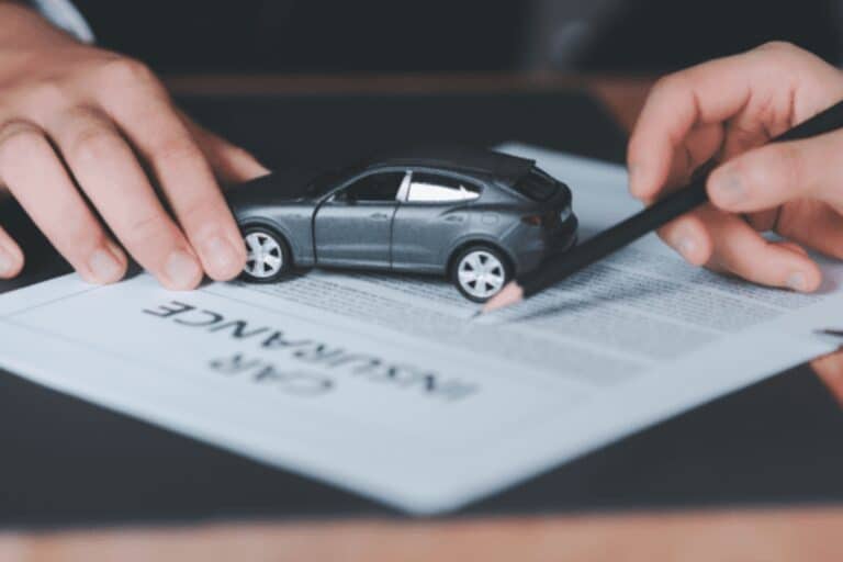 Ubezpieczenie samochodu w Polsce: jakie rodzaje są potrzebne i jak oszczędzać