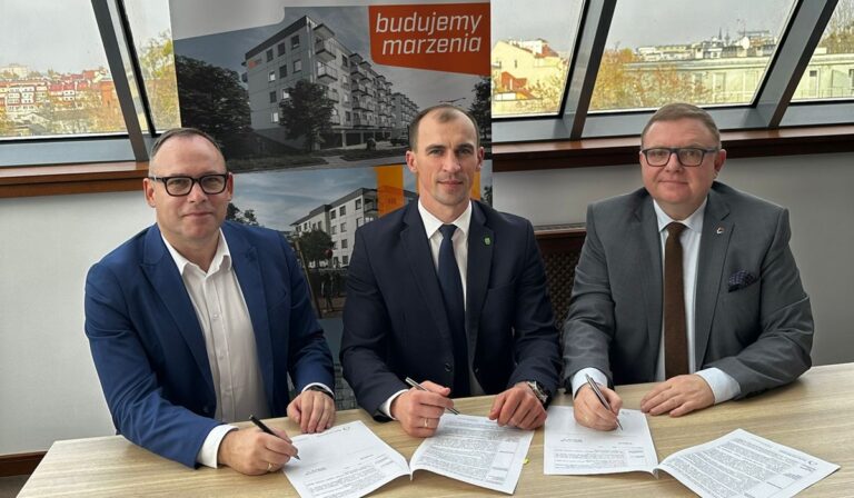 podpisanie umowy w Rozogach