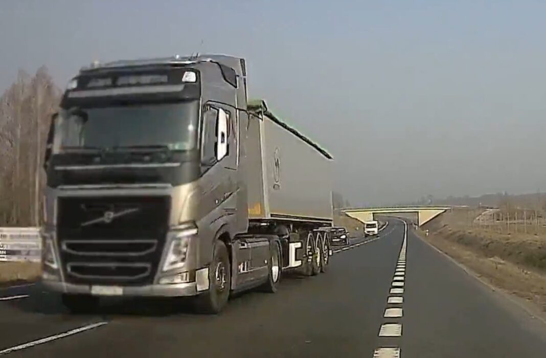 ciężarówka wyprzedza na