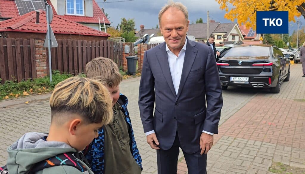 Kolumna rządowych aut na spokojnej ulicy w Olsztynie. Nikt się tego nie spodziewał. - Donald Tusk niespodziewanie w Olsztynie. Sąsiedzi nie mogli uwierzyć