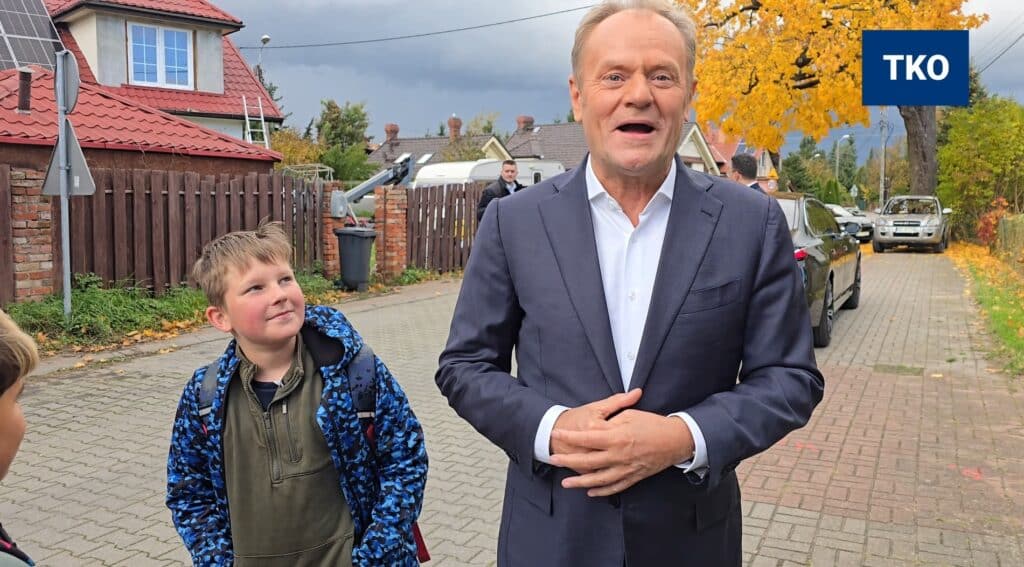 Kolumna rządowych aut na spokojnej ulicy w Olsztynie. Nikt się tego nie spodziewał. - Donald Tusk niespodziewanie w Olsztynie. Sąsiedzi nie mogli uwierzyć