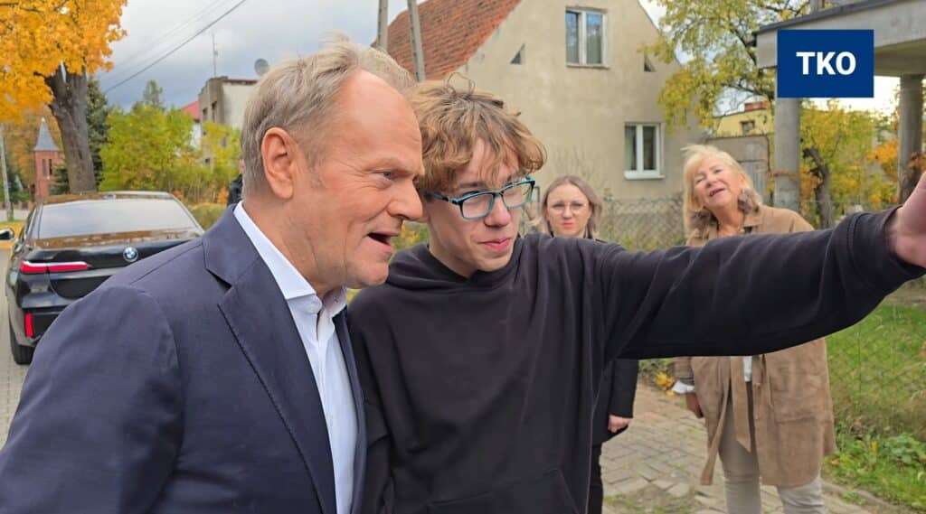 Kolumna rządowych aut na spokojnej ulicy w Olsztynie. Nikt się tego nie spodziewał. - Donald Tusk niespodziewanie w Olsztynie. Sąsiedzi nie mogli uwierzyć