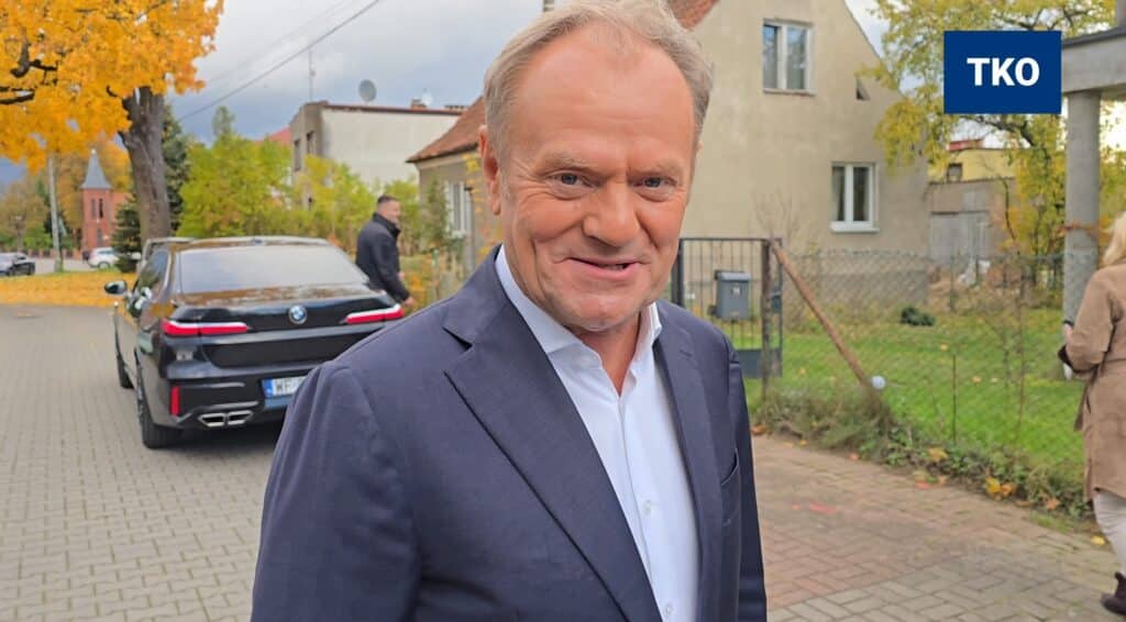 Kolumna rządowych aut na spokojnej ulicy w Olsztynie. Nikt się tego nie spodziewał. - Donald Tusk niespodziewanie w Olsztynie. Sąsiedzi nie mogli uwierzyć