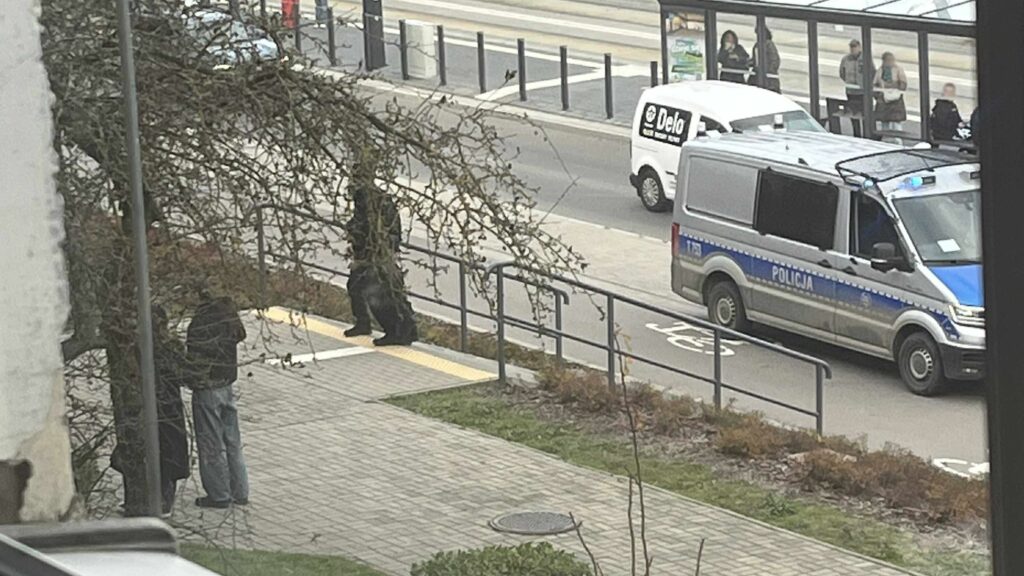 Uczniowie relacjonują akcję w Olsztynie: „Zamknęli nas w salach”. - Interwencja policji w szkole w Olsztynie. Uczniowie poproszeni o pozostanie w klasach