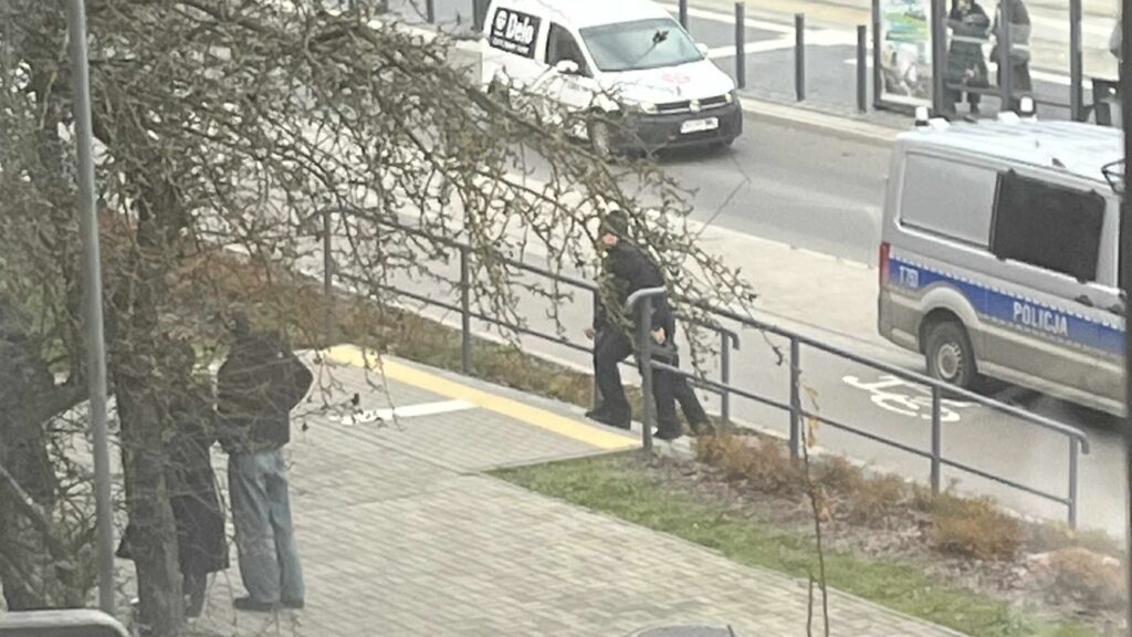 Uczniowie relacjonują akcję w Olsztynie: „Zamknęli nas w salach”. - Interwencja policji w szkole w Olsztynie. Uczniowie poproszeni o pozostanie w klasach