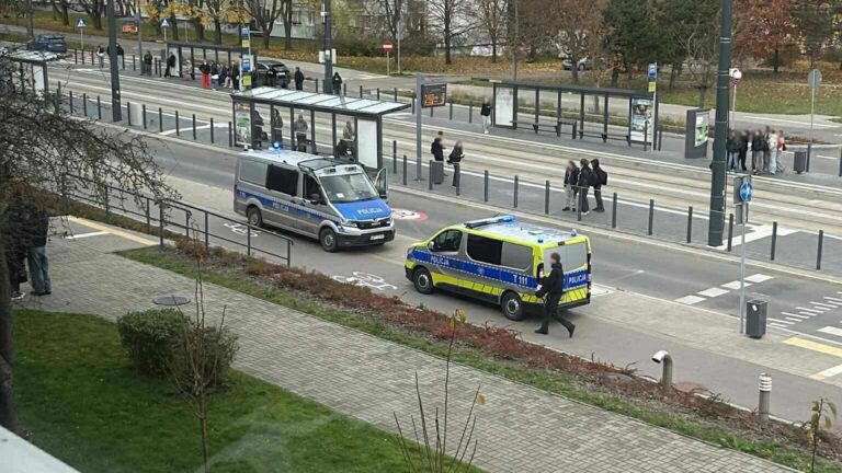 Pilna akcja policji w liceum. Funkcjonariusze z bronią, a uczni&oacute;w zamknięto w klasach