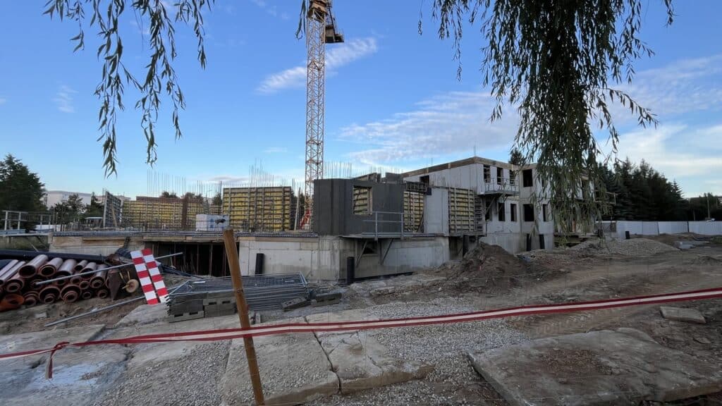 Był tu jeden z najważniejszych punktów handlowych tej części Olsztyna. - W miejscu dawnego supermarketu w Olsztynie powstaje nowoczesny budynek mieszkalny