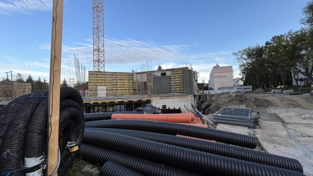 Był tu jeden z najważniejszych punktów handlowych tej części Olsztyna. - W miejscu dawnego supermarketu w Olsztynie powstaje nowoczesny budynek mieszkalny