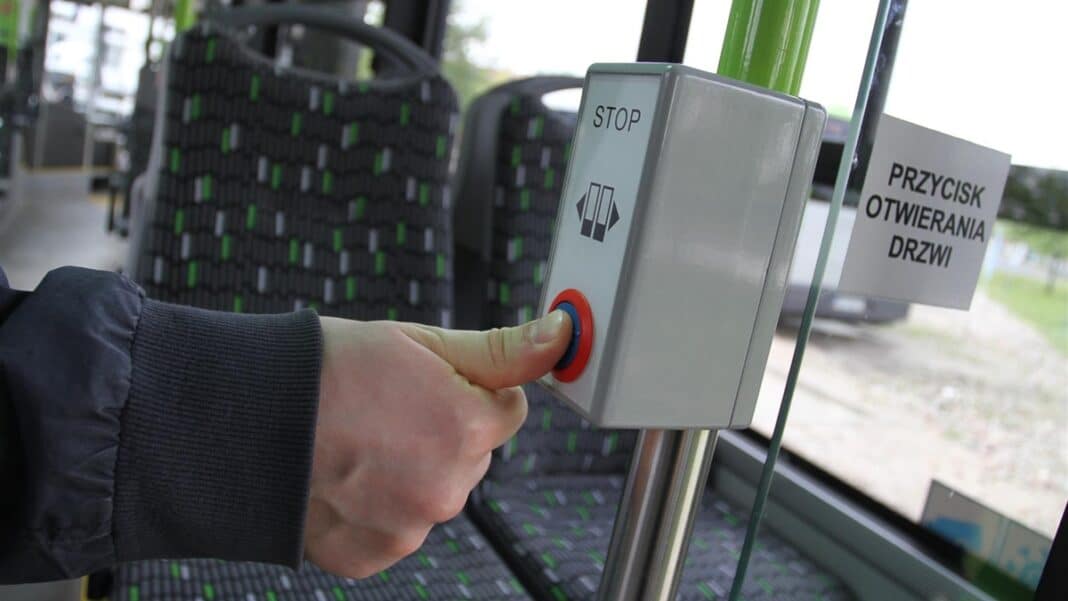 drzwi autobus wysiadanie