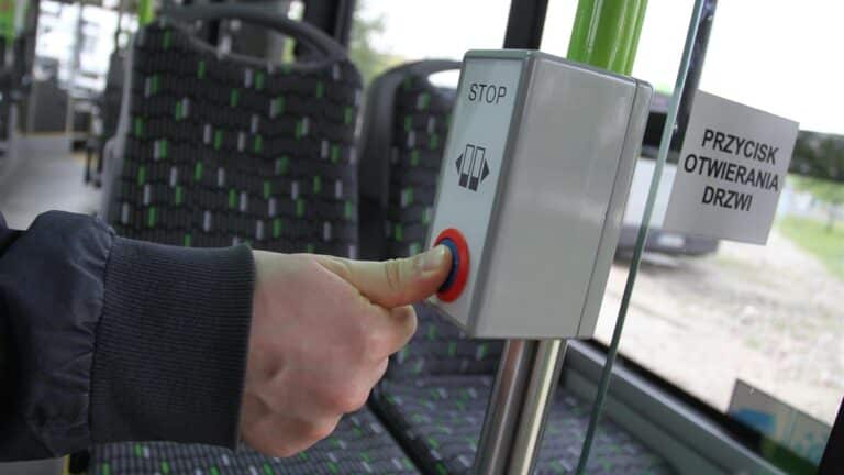 drzwi autobus wysiadanie