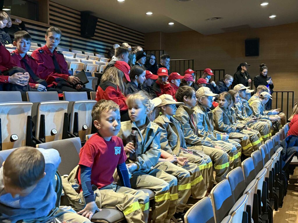 Młodzieżowa Drużyna Pożarnicza z Dąbrowy pokazuje klasę. - Młodzi strażacy z gminy Rozogi najlepsi w resuscytacji krążeniowo-oddechowej!