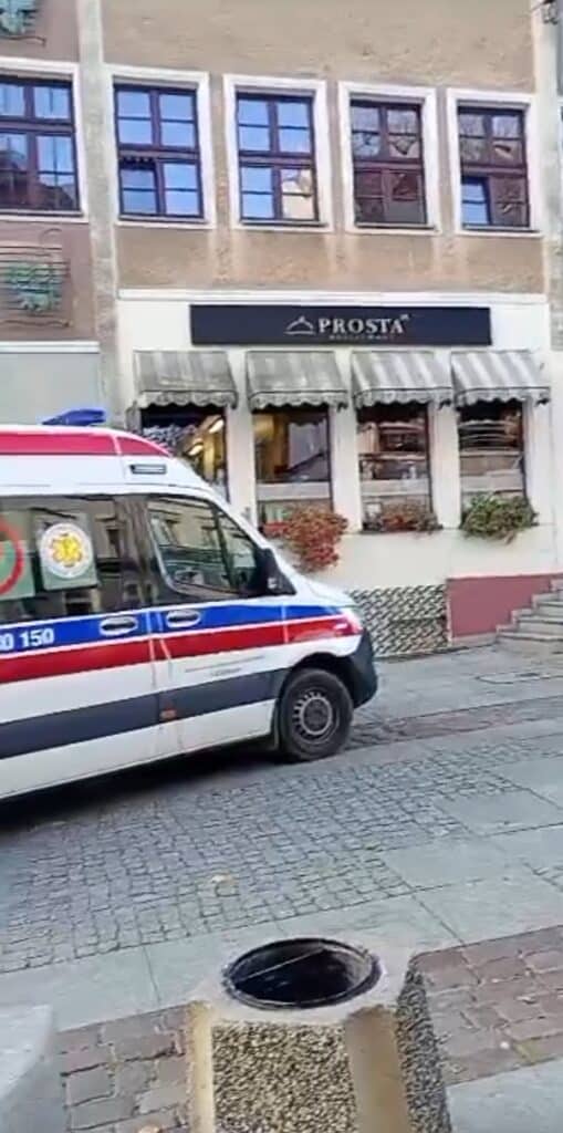 Na miejscu pojawiła się policja i pogotowie ratunkowe. - Awantura w znanej restauracji na olsztyńskiej starówce! Kilkunastu policjantów na miejscu