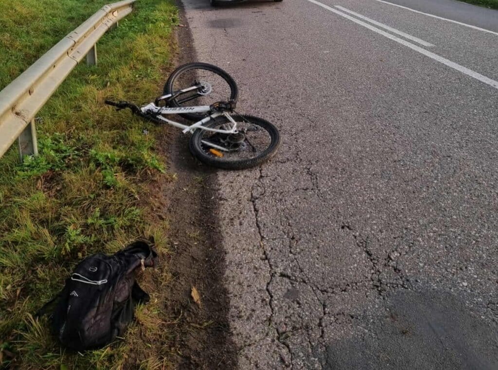 17-letni Kornel, jadący rowerem na praktyki zawodowe, został potrącony przez kierowcę samochodu osobowego. - Tragiczny wypadek. 17-letni Kornel walczy o życie po potrąceniu przez odurzonego kierowcę