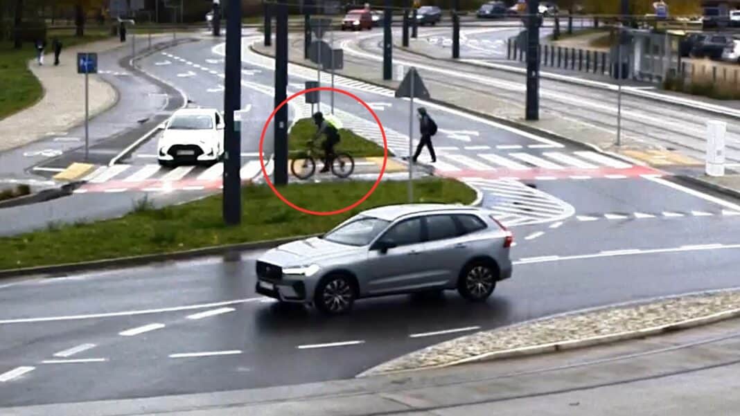 rowerzysta wjeżdża na przejście