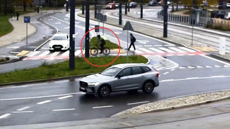 rowerzysta wjeżdża na przejście