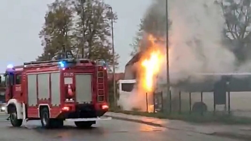 płonący autobus