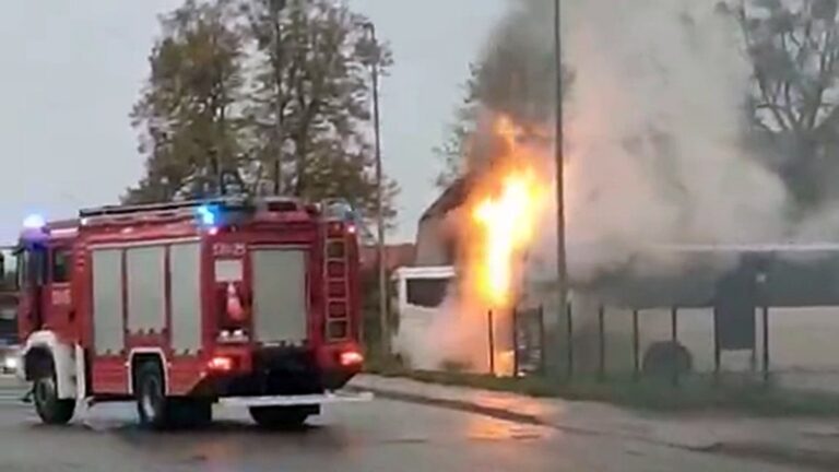 płonący autobus