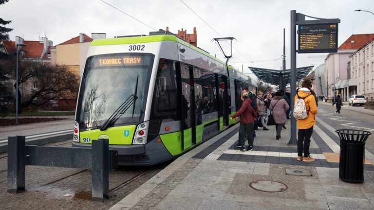 tramwaj na przystanku Wysoka Brama w Olsztynie