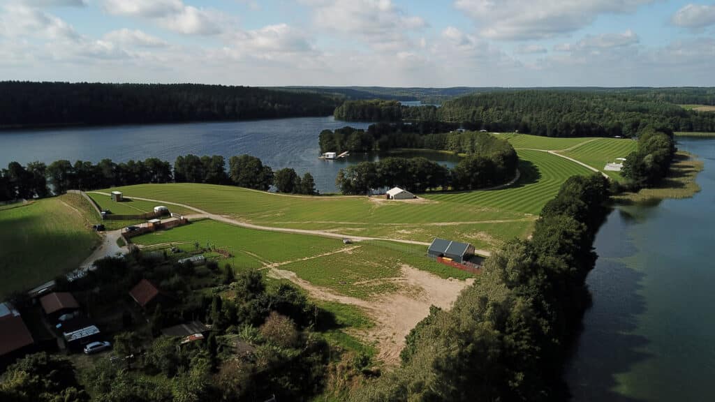 To był najpiękniejszy dziki półwysep. Teraz powstaje tajemniczy obiekt. - Syn miliardera stawia gigantyczną wieżę nad Jeziorem Ukiel. Wykupił cały półwysep