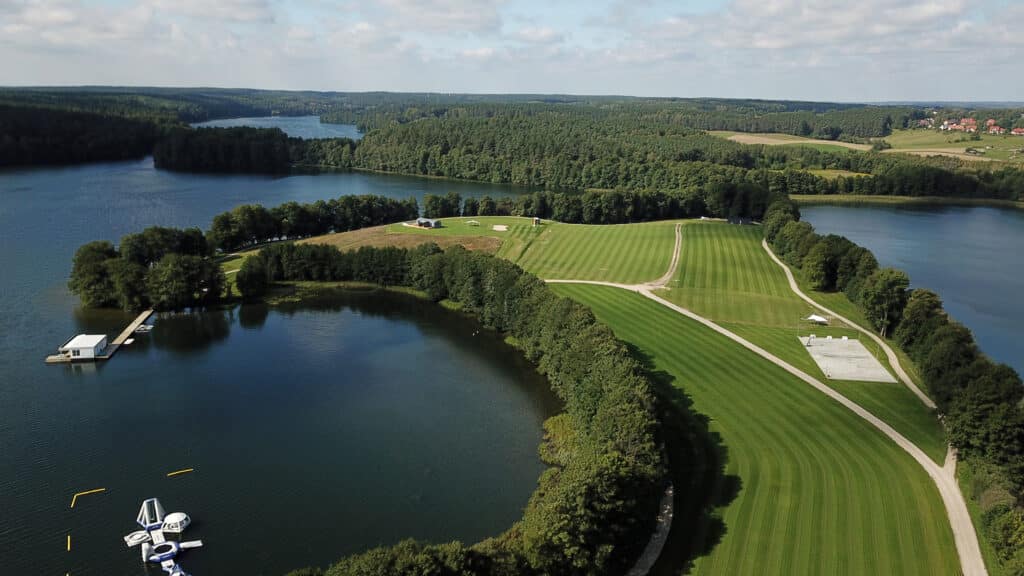To był najpiękniejszy dziki półwysep. Teraz powstaje tajemniczy obiekt. - Syn miliardera stawia gigantyczną wieżę nad Jeziorem Ukiel. Wykupił cały półwysep