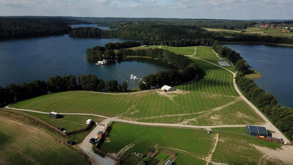 To był najpiękniejszy dziki półwysep. Teraz powstaje tajemniczy obiekt. - Syn miliardera stawia gigantyczną wieżę nad Jeziorem Ukiel. Wykupił cały półwysep