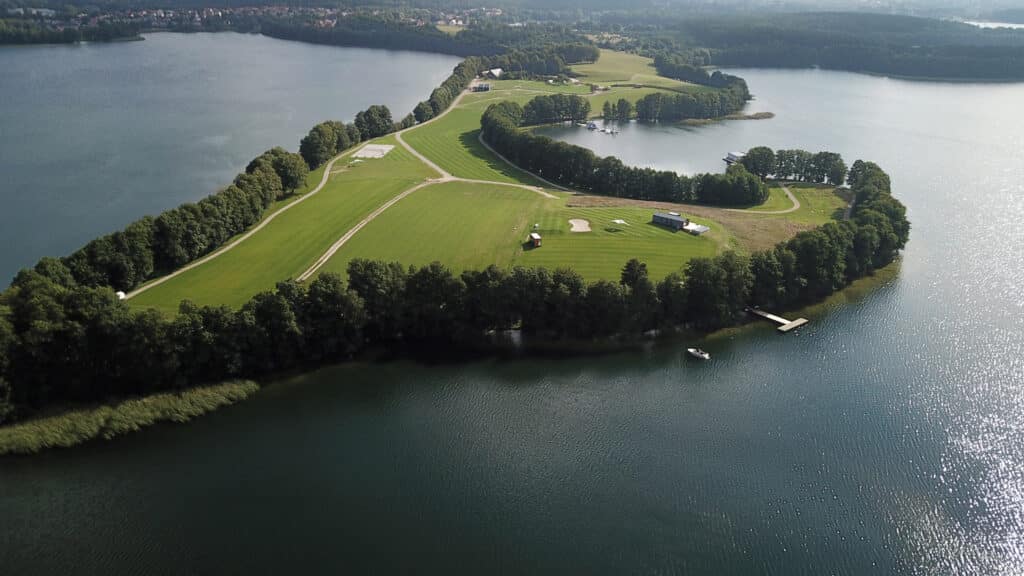 To był najpiękniejszy dziki półwysep. Teraz powstaje tajemniczy obiekt. - Syn miliardera stawia gigantyczną wieżę nad Jeziorem Ukiel. Wykupił cały półwysep