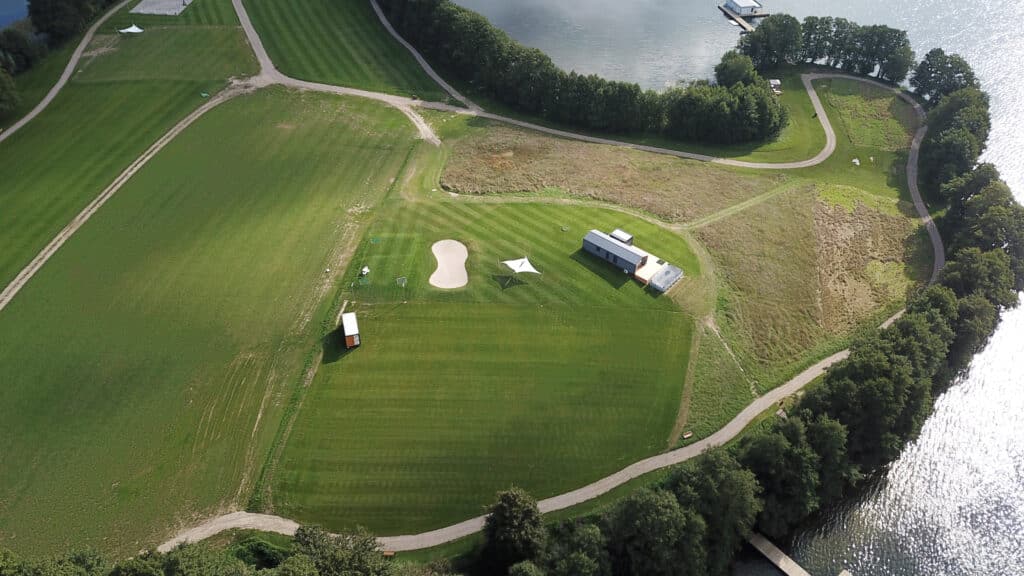 To był najpiękniejszy dziki półwysep. Teraz powstaje tajemniczy obiekt. - Syn miliardera stawia gigantyczną wieżę nad Jeziorem Ukiel. Wykupił cały półwysep