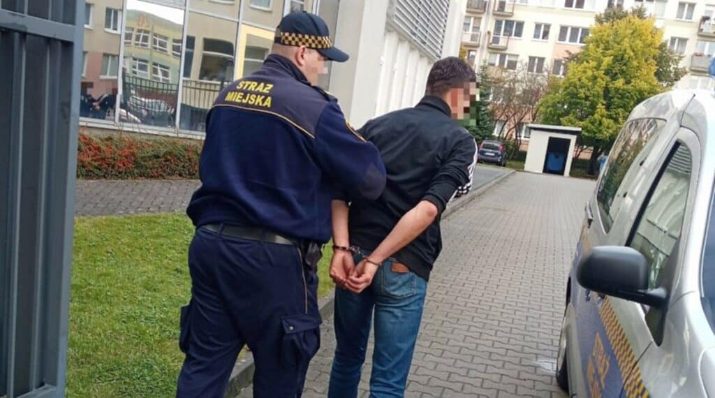 Wtargnął na teren placówki i zaczął atakować pracowników. - Panika na terenie szkoły w Olsztynie! Niebezpieczny mężczyzna zaatakował pracowników