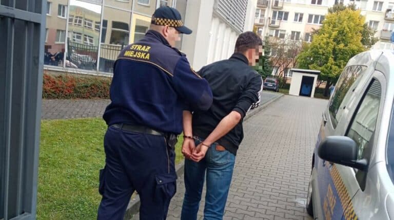 agresywny mężczyzna zaatakował pracowników szkoły w Olsztynie