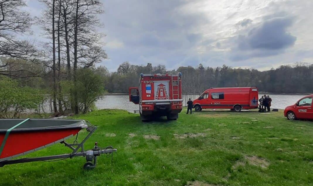 samochód w jeziorze