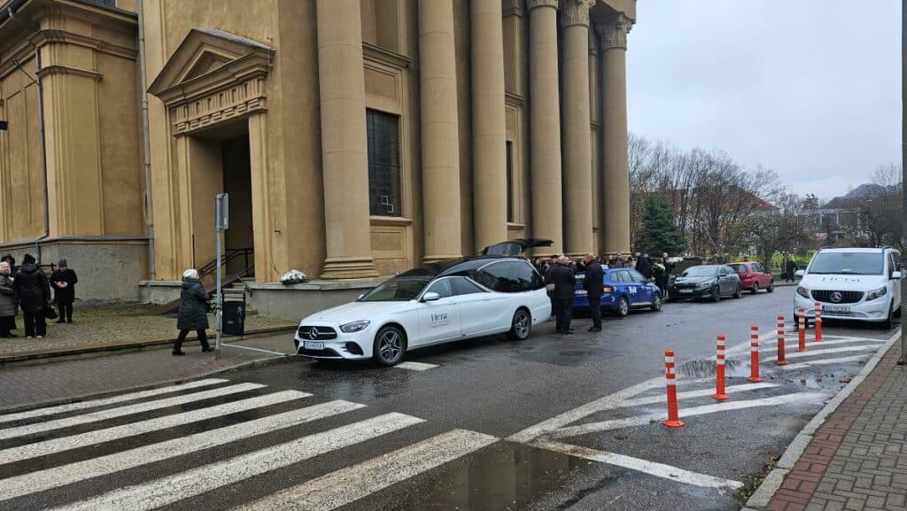 „Spotkamy się w niebie”. Ostatnie słowa męża Marty poruszyły zebranych w kościele. - Olsztyn żegna Martę. Trójka małych dzieci straciła ukochaną mamę