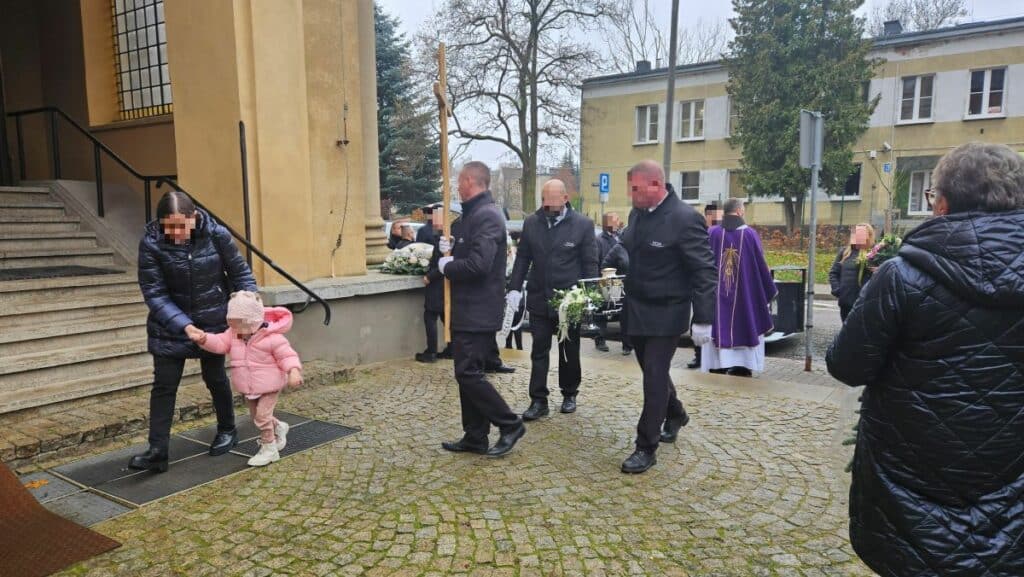 „Spotkamy się w niebie”. Ostatnie słowa męża Marty poruszyły zebranych w kościele. - Olsztyn żegna Martę. Trójka małych dzieci straciła ukochaną mamę