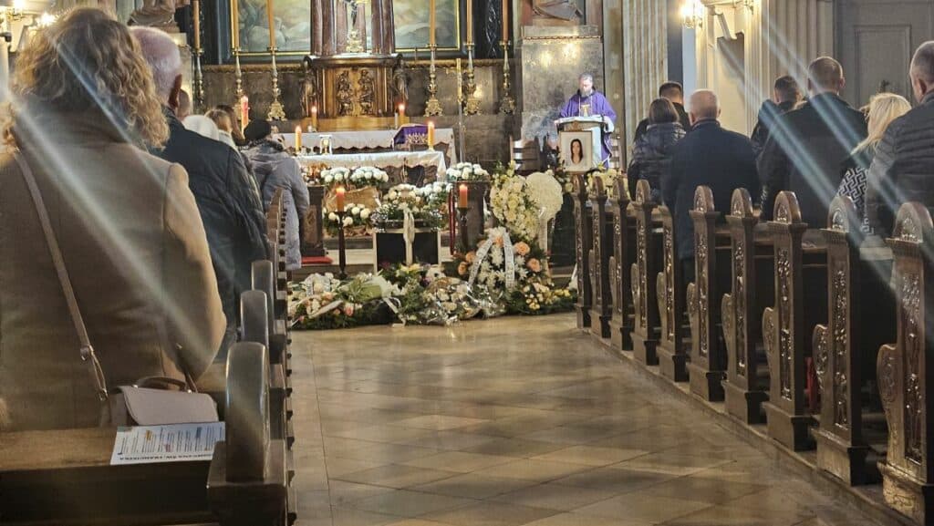 „Spotkamy się w niebie”. Ostatnie słowa męża Marty poruszyły zebranych w kościele. - Olsztyn żegna Martę. Trójka małych dzieci straciła ukochaną mamę