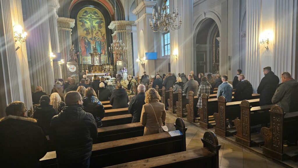 „Spotkamy się w niebie”. Ostatnie słowa męża Marty poruszyły zebranych w kościele. - Olsztyn żegna Martę. Trójka małych dzieci straciła ukochaną mamę